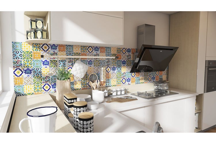Küchenszene mit bunten Fliesen, Dunstabzugshaube und Küchenutensilien