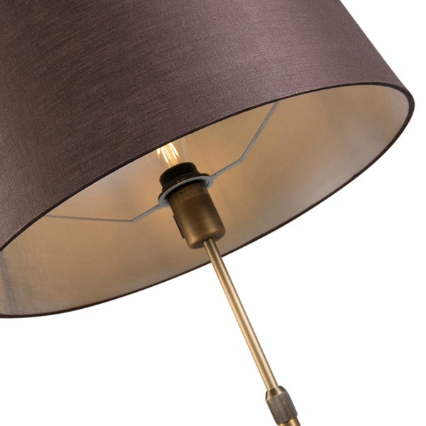 Detailaufnahme einer Stehlampe mit Lampenschirm und Glühbirne
