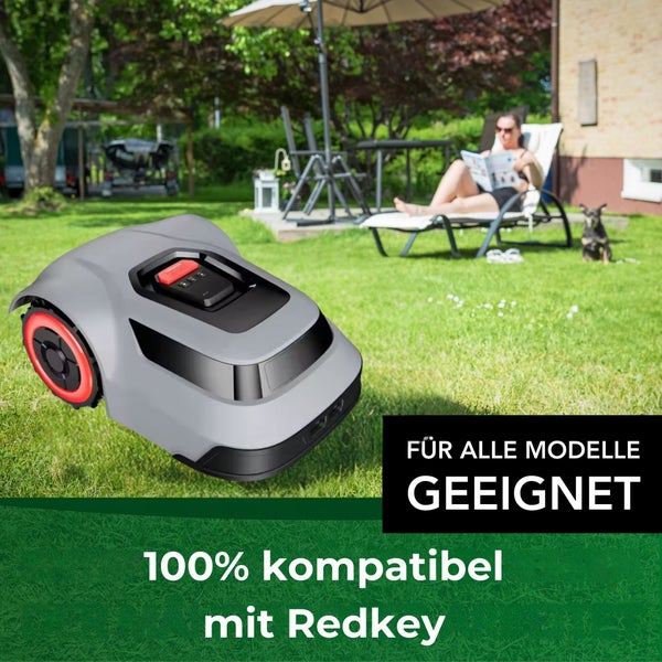 Rasenmähroboter auf Rasen im Garten
