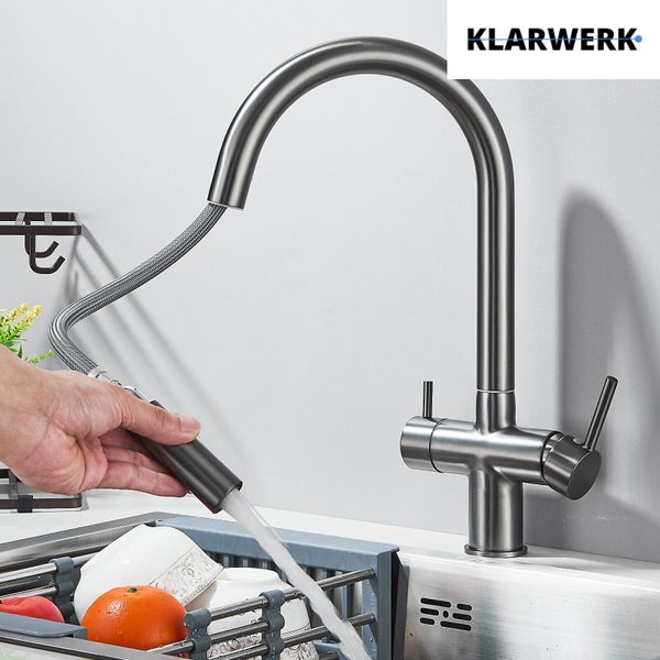 Klarwerk Küchenarmatur aus gebürstetem Edelstahl mit herausziehbarer Brause und Drei-Wege-System. Klarwerk Logo.