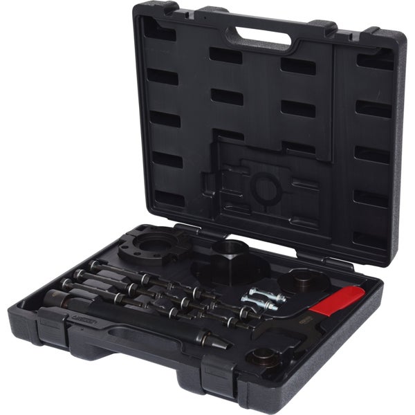 Werkzeugsatz im geöffneten schwarzen Kunststoffkoffer