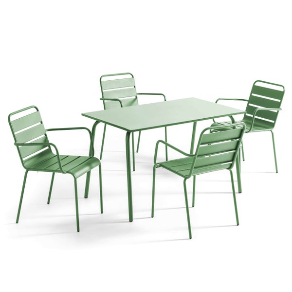 Gartenmöbel-Set aus Metall bestehend aus einem rechteckigen Tisch und vier Stapelstühlen in Salbeigrün.