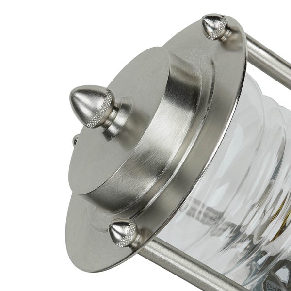 Detailansicht einer transparenten Glasleuchte mit Metallgehäuse