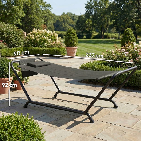 Schwarze Gartenhängematte mit Metallgestell auf einer Steinterrasse, Maße 237 Zentimeter mal 90 Zentimeter mal 92 Zentimeter.