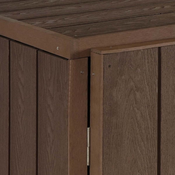 Detailansicht eines Gerätehauses aus Holz mit Türangeln