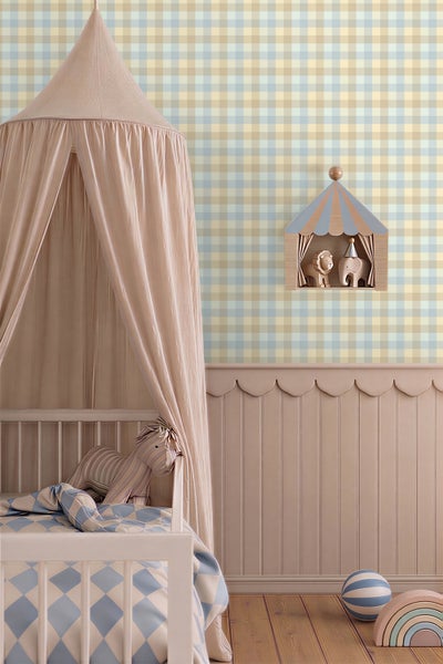 Helles Kinderzimmer mit Tapete im Karomuster, Babybett mit Betthimmel aus Stoff, Wandpaneelen aus Holz und einem Zirkus-Wandregal.
