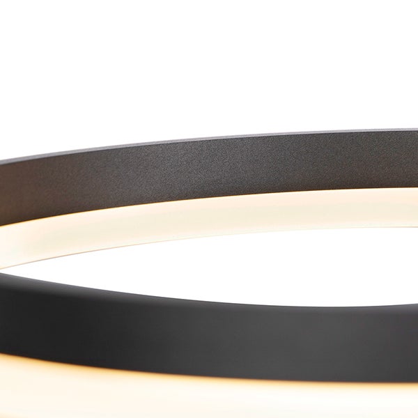 Detailaufnahme einer ringförmigen Deckenleuchte