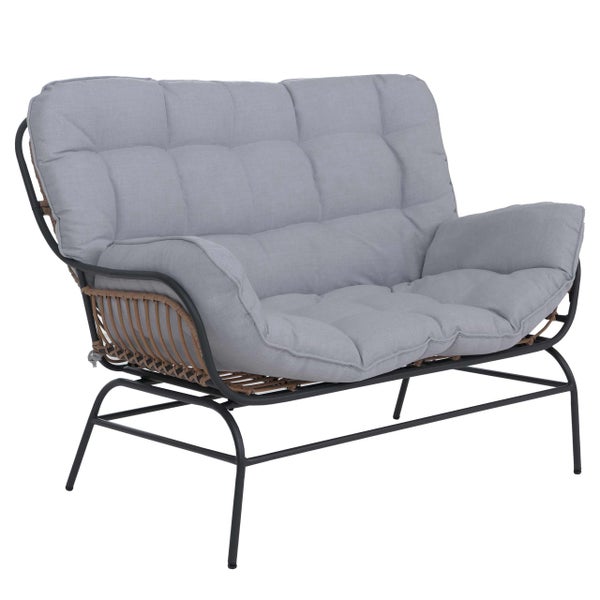 Zweisitzer-Gartensofa mit grauem Polster, schwarzem Metallgestell und braunem Kunststoffgeflecht.
