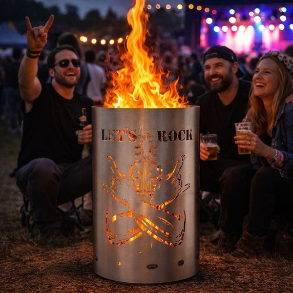 Feuerstelle mit "Let's Rock" Design und Gitarrenmotiv im Einsatz mit feiernden Menschen