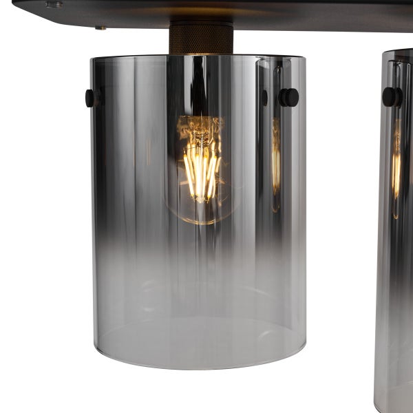 Detailaufnahme einer Deckenleuchte mit Lampenschirmen aus Glas und Glühbirnen.