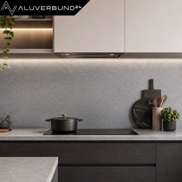 Moderne Küche mit Küchenrückwand aus Aluverbund in Steinoptik, Kochfeld, dunklen Unterschränken, hellen Hängeschränken und Aluverbund24 Logo.