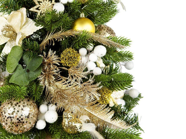 Weihnachtliche Tischdekoration mit Tannenzweigen und Schmuckelementen in Form von Christbaumkugeln, Sternen, Federn und Beeren.