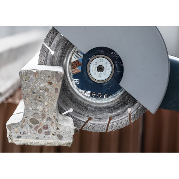 Diamanttrennscheibe schneidet Betonstein