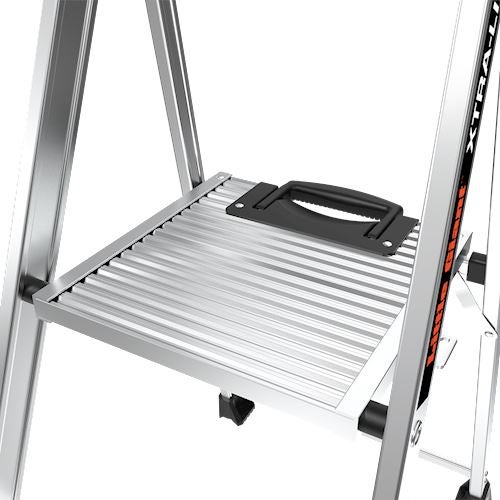 Stufenplattform einer Aluminium Stehleiter von Little Giant mit geriffelter Trittfläche und Tragegriff