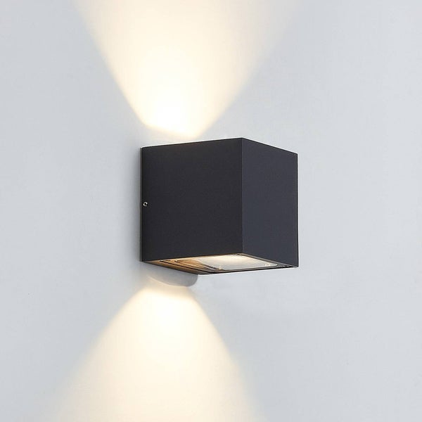 Würfelförmige Wandleuchte in Anthrazit mit Lichtaustritt nach oben und unten.