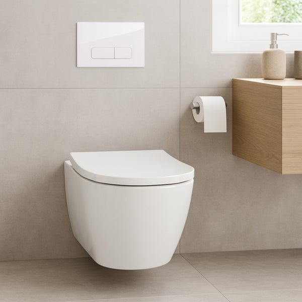 Wandhängendes WC mit Betätigungsplatte in einem hellen Badezimmer.