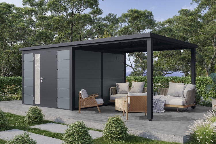 Modernes Gartenhaus mit integriertem überdachtem Sitzbereich auf einer Terrasse im Grünen mit Gartenmöbeln und Lounge Set.