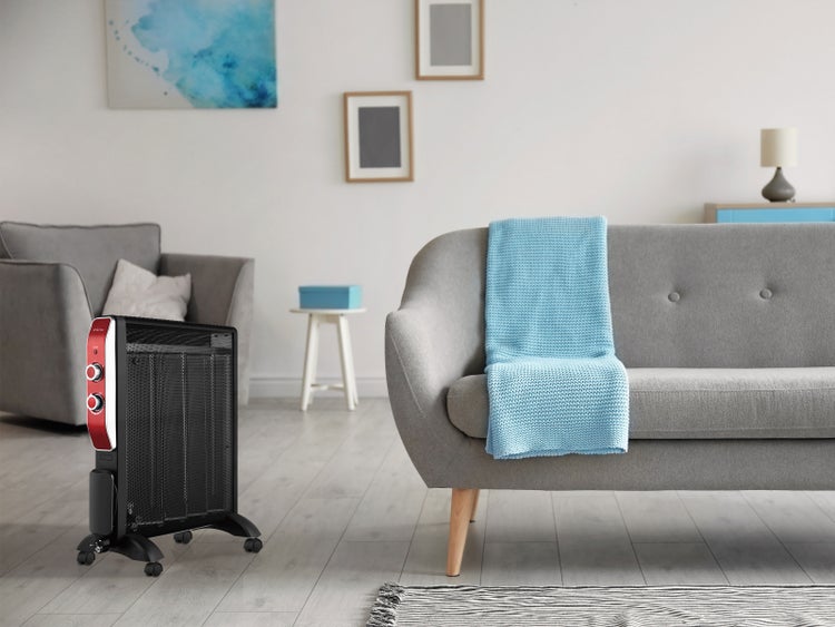 Wohnzimmer mit Sofa, Sessel, Heizkörper und dekorativen Elementen für ein gemütliches Ambiente