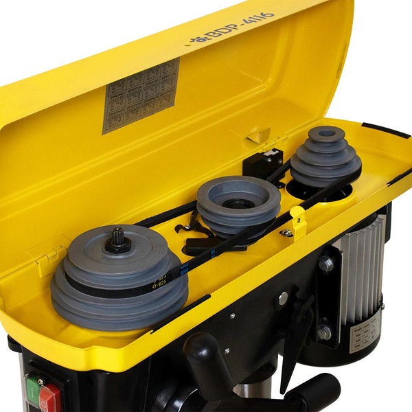 Detailaufnahme der Riemenabdeckung einer Tischbohrmaschine mit Riemen und Riemenscheiben