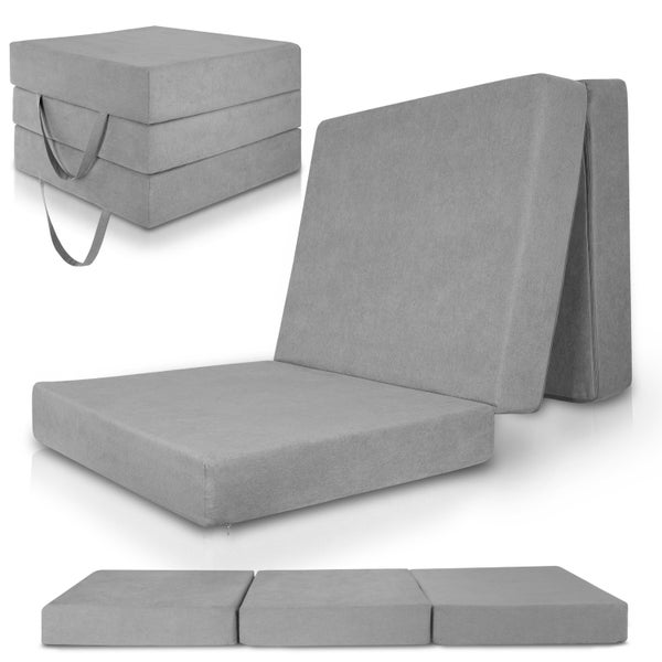 Faltmatratze aus Schaumstoff in verschiedenen Positionen: zusammengeklappt, teilweise aufgeklappt, vollständig aufgeklappt