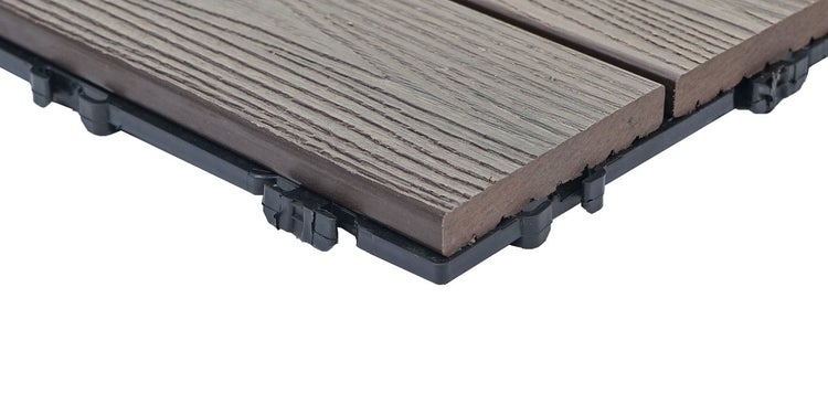 Klickfliese aus Holz-Kunststoff-Verbundwerkstoff mit Holzmaserung und schwarzem Kunststoff-Klicksystem.