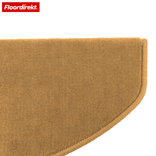 Detailansicht einer Treppenstufe mit Teppichbelag