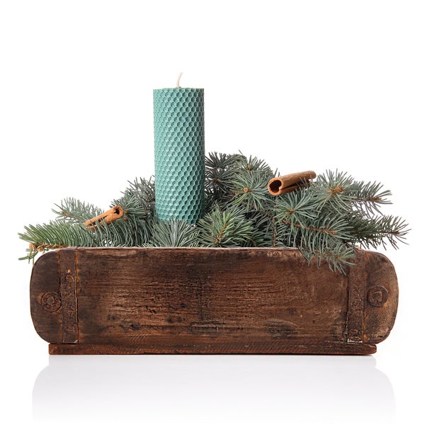 Dekorative Holzschale mit Kerze, Tannenzweigen und Zimtstangen