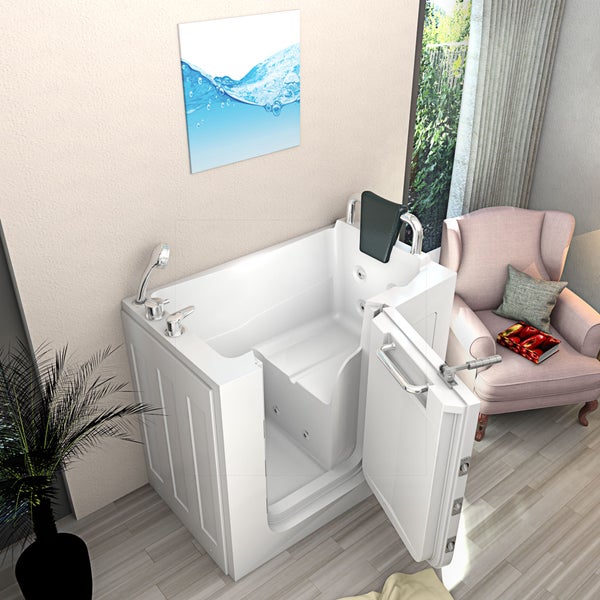 Weiße Sitzbadewanne mit Tür, integriertem Sitz, Handbrause und Kopfstütze in einem hellen Raum mit Parkettboden und einem Sessel.