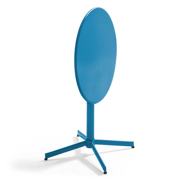 Blauer Bistrotisch aus Metall mit runder, hochgeklappter Tischplatte und vierteiligem Standfuß.