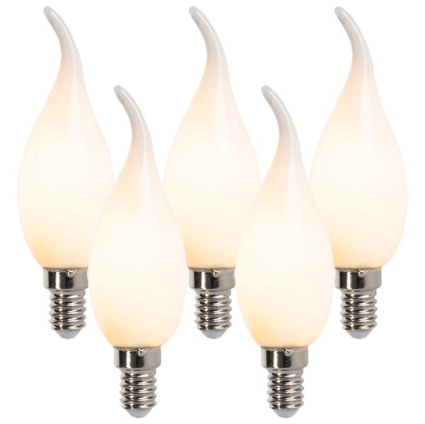 Set aus fünf LED-Leuchtmitteln in Windstoßkerzenform mit E14-Sockel und mattem Glas.