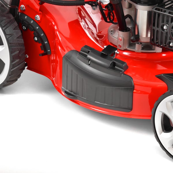 Detailansicht eines roten Rasenmähers mit gut sichtbarer Schnitthöheneinstellung