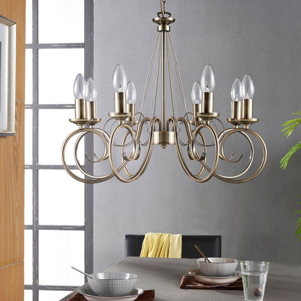 Kronleuchter mit sechs Leuchten über einem Esstisch