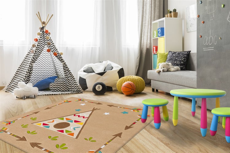 Ein Kinderzimmer mit einem rechteckigen Teppich mit Tipi Motiv, umgeben von einem Tipi Zelt, Sitzsäcken und bunten Kindermöbeln.