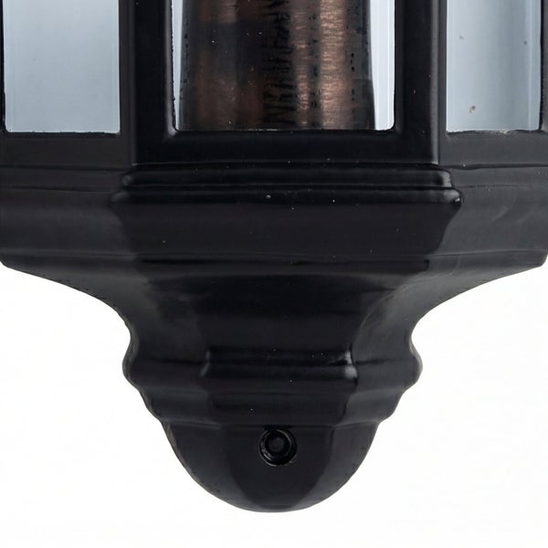 Detailansicht einer schwarzen Aussenleuchte.