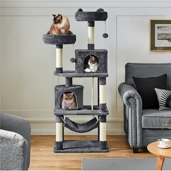 Mehrstöckiger Katzenkratzbaum mit Katzen