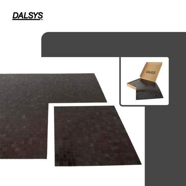 Dalsys selbstklebende Mosaik-Wandfliesen in dunkler Holzoptik mit quadratischem Muster, inklusive Produktverpackung. Dalsys Logo.