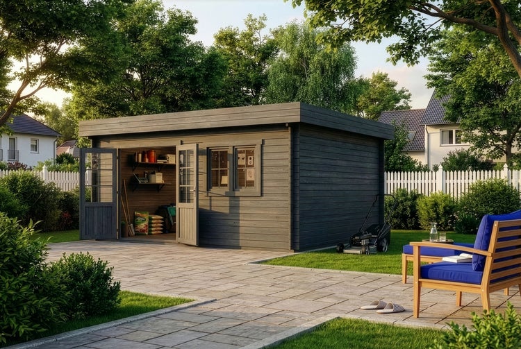 Graues Gartenhaus aus Holz mit Flachdach und Doppeltür in einem hellen Garten mit Terrasse und Rasenmäher.