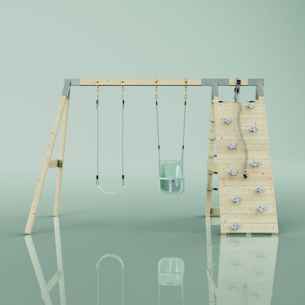 Kinderschaukel aus hellem Holz mit zwei grünen Schaukelsitzen, einer Kletterwand mit Griffen und einem Kletterseil.