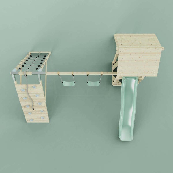 Spielturm aus Holz mit Rutsche, zwei Schaukeln, Kletternetz und Rampe.