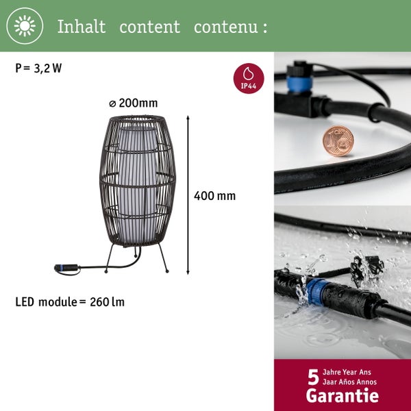 Solar-Außenleuchte in Rattan-Optik mit RGB-Farbwechsel auf einer Holzterrasse in verschiedenen Lichtfarben.