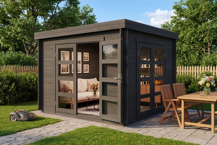 Modernes Gartenhaus aus Holz mit Flachdach und verglasten Türen im Garten, eingerichtet als Wohnraum.