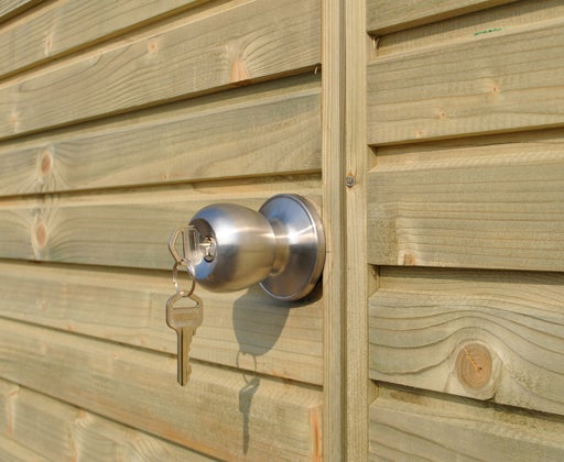 Silberfarbener Türknauf aus Metall mit Schlüssel an einer Holztür mit waagerechten Profilhölzern.