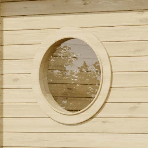 Rundes Holzfenster eingebaut in eine Wand aus Holzbohlen.