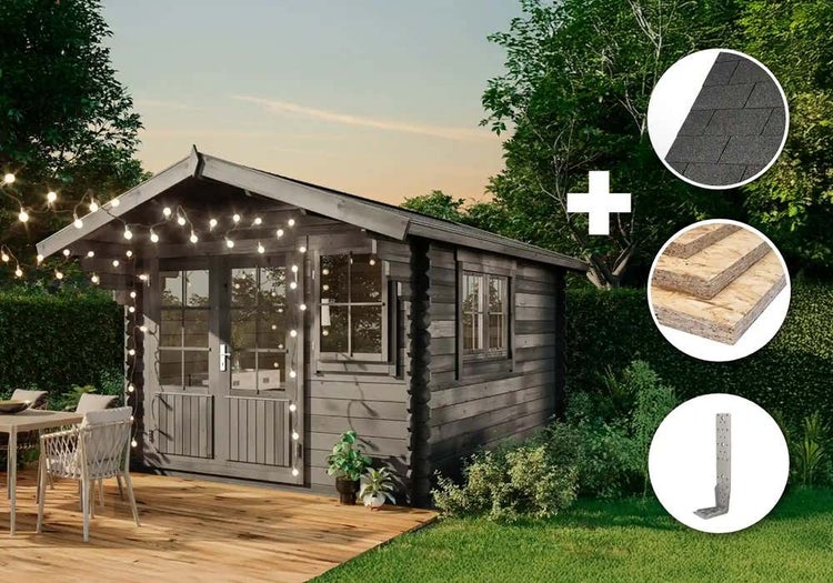 Gartenhaus aus Holz mit Satteldach und Fenster auf einer Holzterrasse im Garten, inklusive Dachschindeln, Grobspanplatten und Sturmankern.