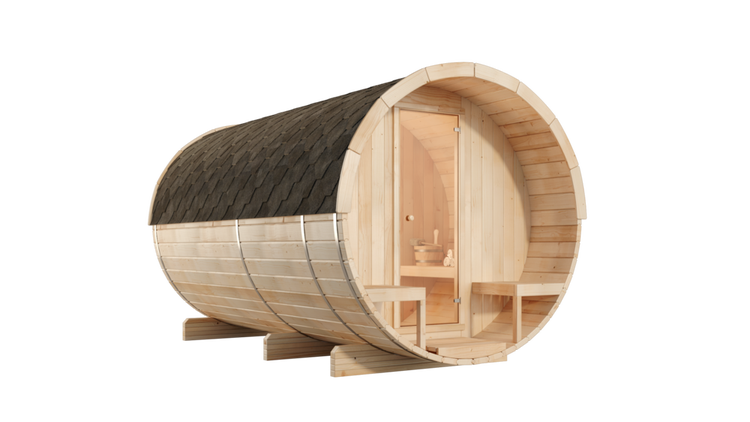 Fasssauna aus hellem Holz mit Bitumenschindeln, Glastür und zwei äußeren Sitzbänken.