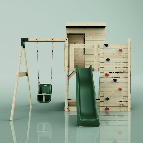 Spielturm aus Holz mit Schaukel, grüner Rutsche, Kletterwand mit bunten Griffen und kleinem Spielhaus.