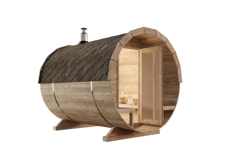 Fasssauna aus Holz mit integriertem Vorraum, Sitzbänken, Saunaofen mit Steinen, Kübel und Kelle in der Innenansicht.