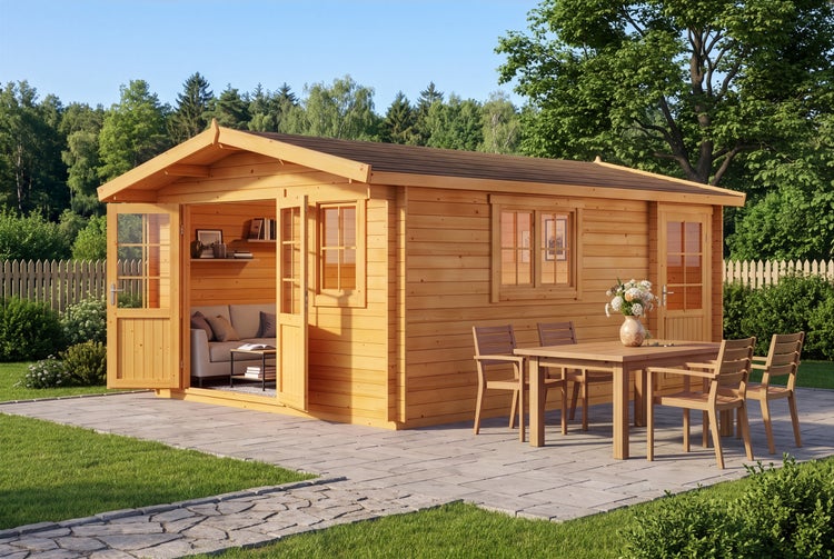 Gartenhaus aus Holz mit Pultdach, Fenstern, Doppeltüren und einer Terrasse mit Holzmöbeln im Garten.