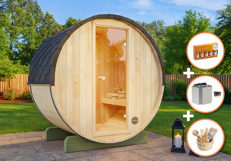 Fasssauna aus hellem Holz im Garten inklusive Saunaofen, Saunadüften und Zubehörset mit Kübel und Kelle auf einer Terrasse.
