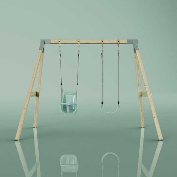 Olivenbäume (Olea europaea) in Pompon-Form in großen schwarzen Pflanztöpfen auf Holzpaletten im Außenbereich.